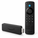 Amazon Fire TV Stick HD negro con conexión HDMI y control remoto Alexa, presentados sobre fondo blanco.
