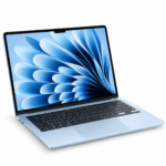 Apple MacBook Air de 13 pulgadas en color Azul Cielo, con diseño delgado de aluminio, teclado negro y pantalla abierta, vista en perspectiva sobre fondo blanco.