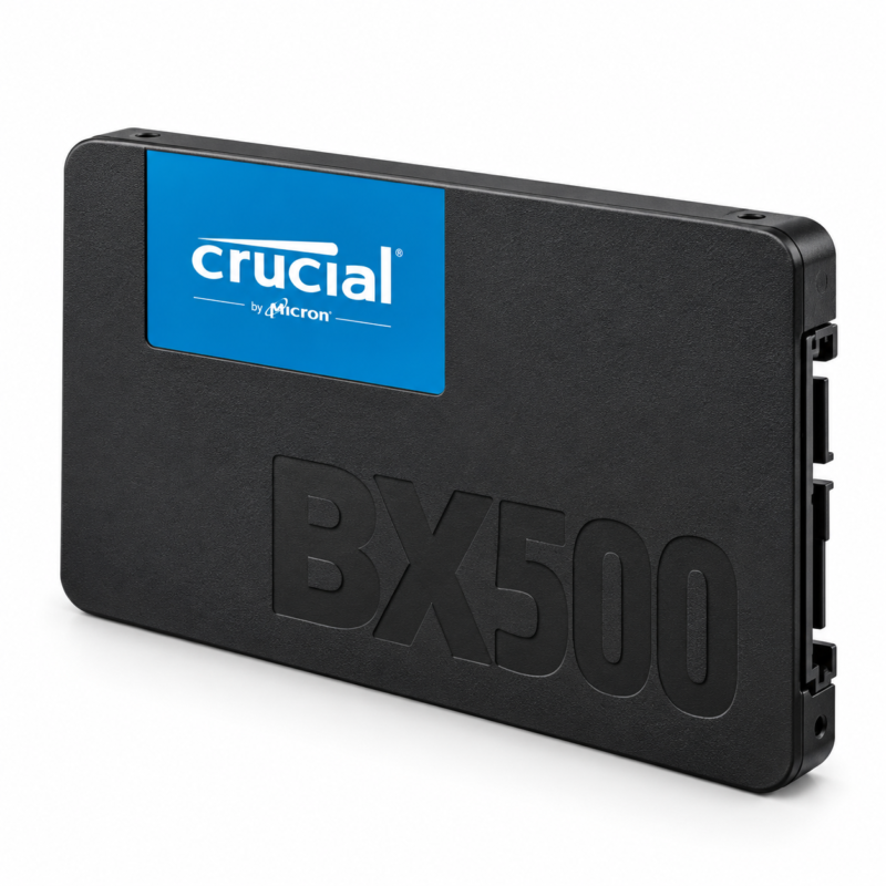 Unidad de estado sólido Crucial BX500 SSD de 1 TB, formato de 2.5 pulgadas, color negro con etiqueta azul, vista en perspectiva sobre fondo blanco.